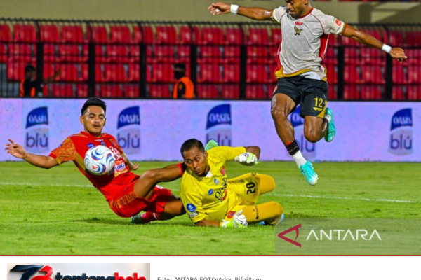 Yakob Sayuri melewati kiper dan pemain Persijap pada pertandingan 24 Oktober 2026