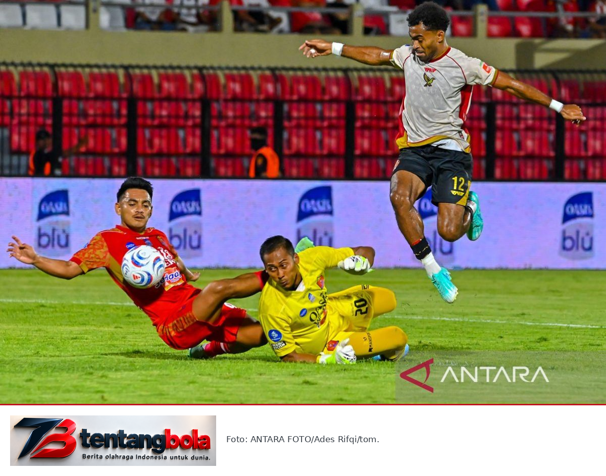 Yakob Sayuri melewati kiper dan pemain Persijap pada pertandingan 24 Oktober 2026