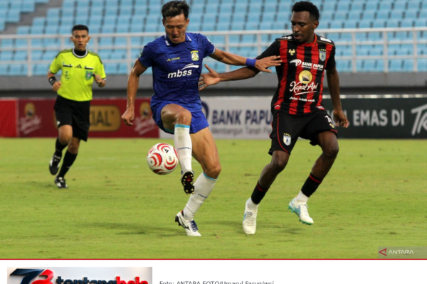 Pemain Persipura Jayapura dan Persiba Balikpapan memperebutkan bola di Stadion Gelora Delta.
