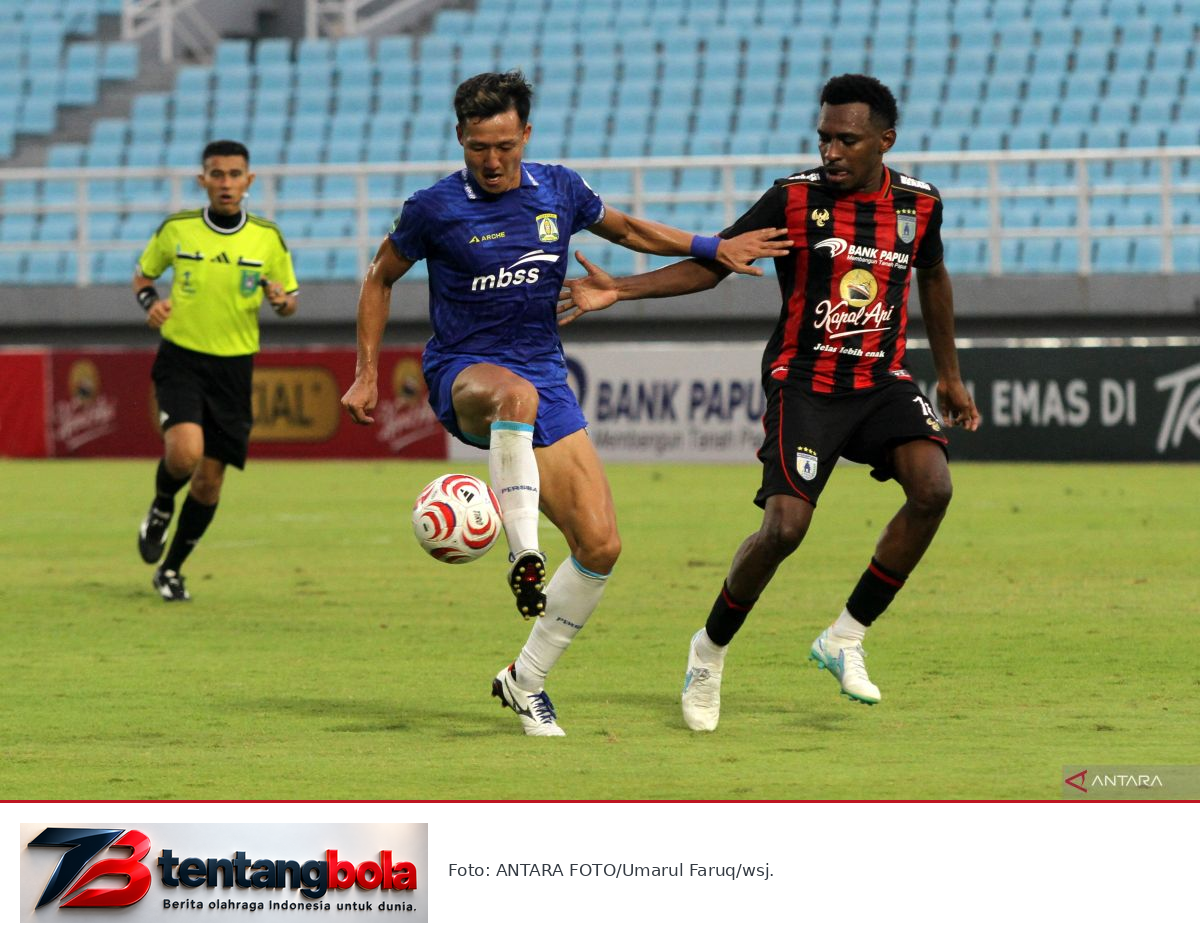 Pemain Persipura Jayapura dan Persiba Balikpapan memperebutkan bola di Stadion Gelora Delta.