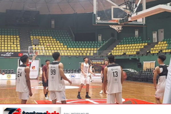 Para pemain Dewa United Banten berlatih di lapangan basket pada 23 Oktober 2026.