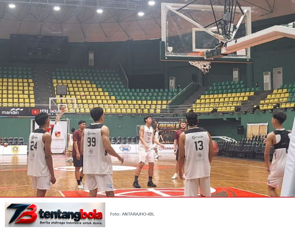 Para pemain Dewa United Banten berlatih di lapangan basket pada 23 Oktober 2026.