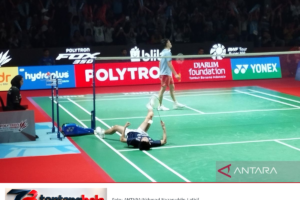 Richie Duta Richardo berselebrasi di lapangan setelah semifinal Kudus Indonesia Masters.