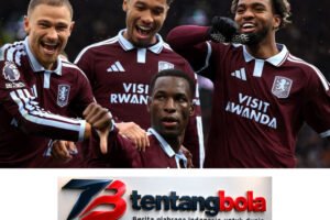 Para pemain Aston Villa merayakan gol bersama di lapangan.