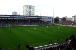 Lapangan dan tribun Stade Francis-Le Blé pada laga Brest melawan Lyon tahun 2011