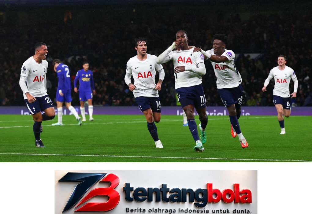 Mathys Tel dan para pemain Tottenham merayakan gol dengan seragam putih.