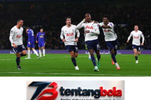 Mathys Tel dan para pemain Tottenham merayakan gol dengan seragam putih.