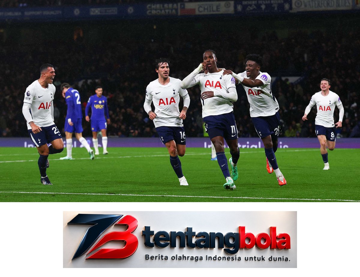 Mathys Tel dan para pemain Tottenham merayakan gol dengan seragam putih.