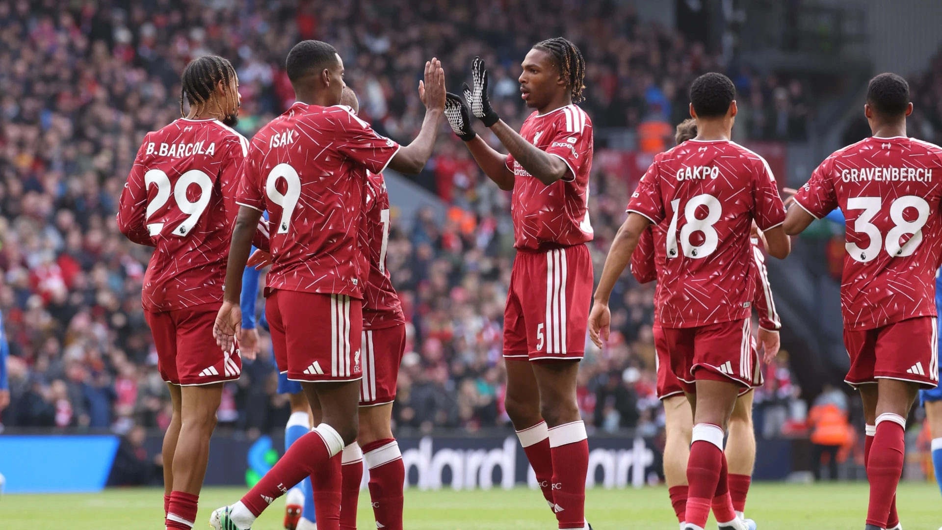 Para pemain Liverpool merayakan gol saat menghadapi Brighton di Anfield, 25 Oktober 2026.