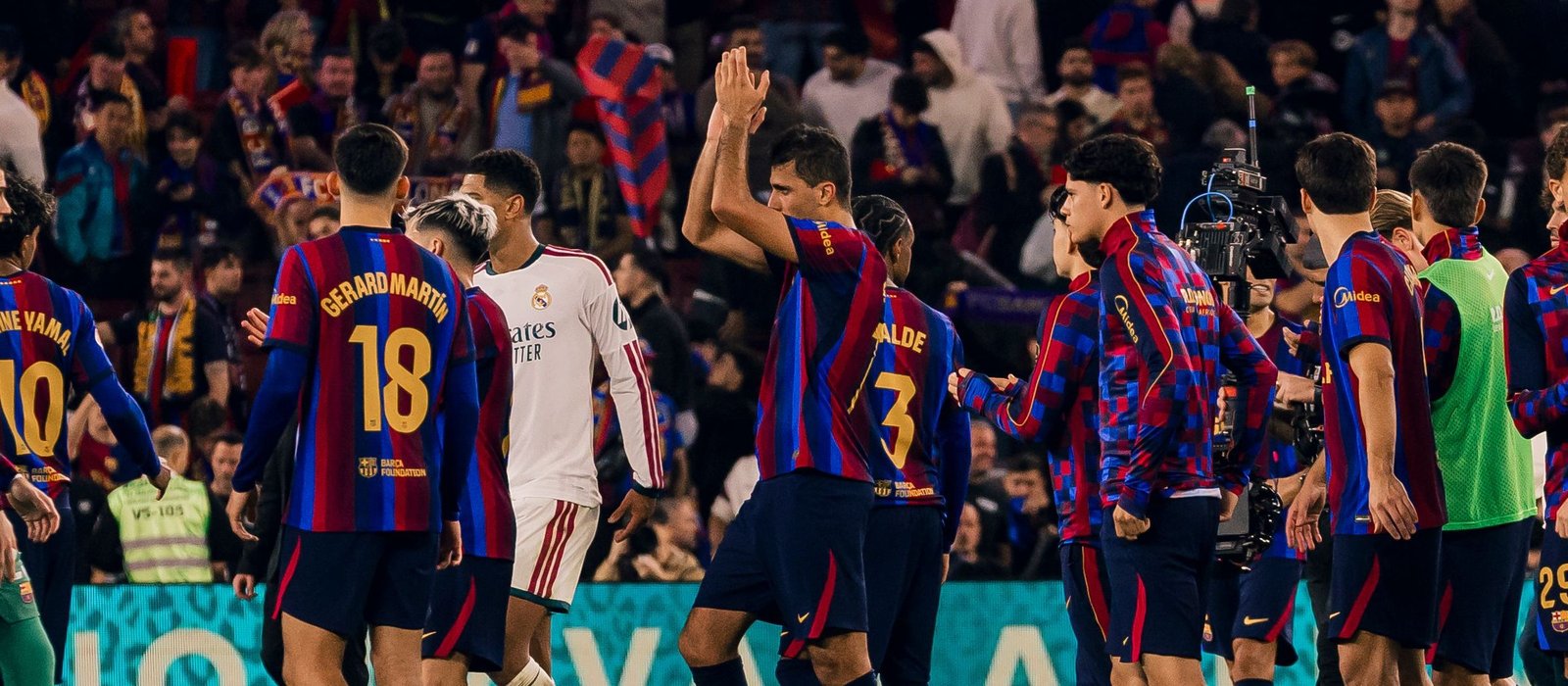 Para pemain Barcelona setelah laga El Clasico melawan Real Madrid.