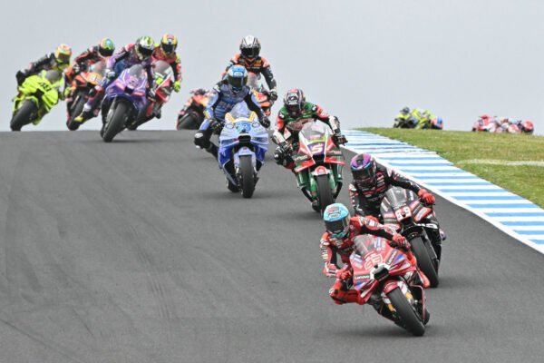 Marc Marquez bernomor 93 memimpin rombongan pembalap di Phillip Island.