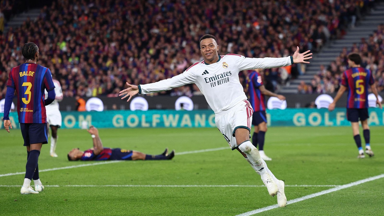 Kylian Mbappe merayakan gol Real Madrid dalam El Clasico melawan Barcelona.