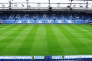 Lapangan dan tribun biru Stadion Mendizorrotza pada September 2016