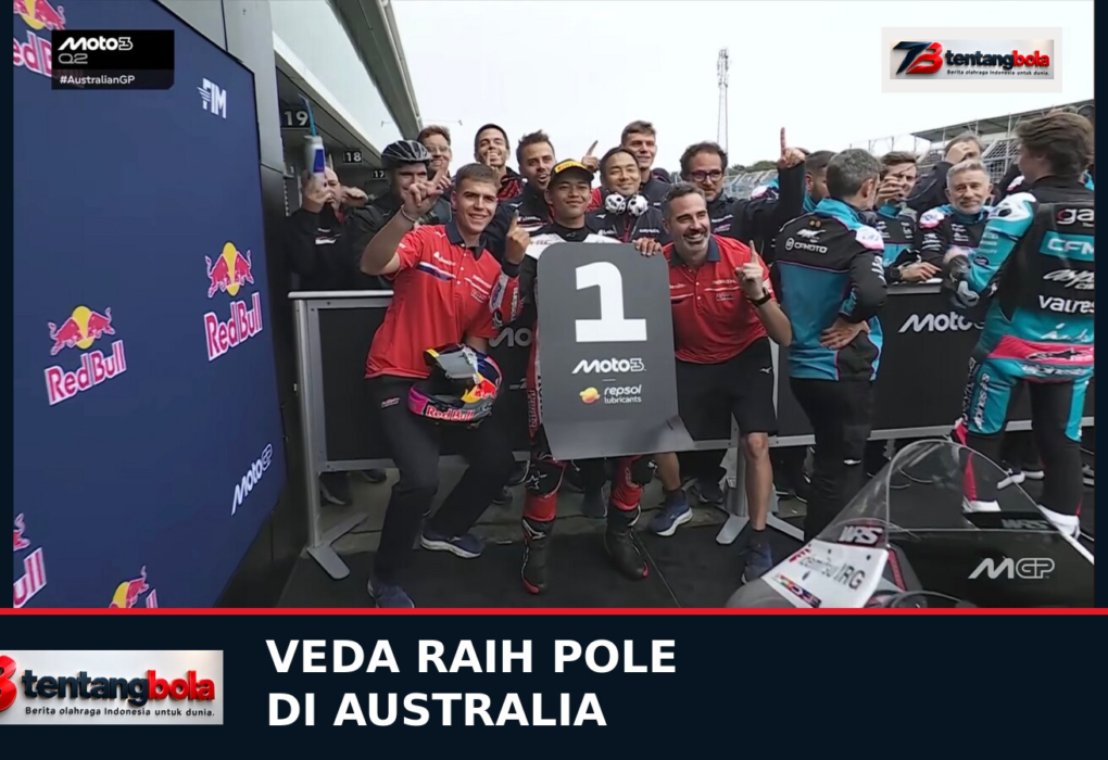 Perayaan pole Moto3 Australia bersama kru Honda Team Asia dan papan posisi satu