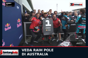 Perayaan pole Moto3 Australia bersama kru Honda Team Asia dan papan posisi satu