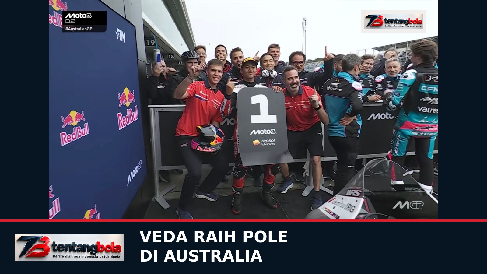 Perayaan pole Moto3 Australia bersama kru Honda Team Asia dan papan posisi satu